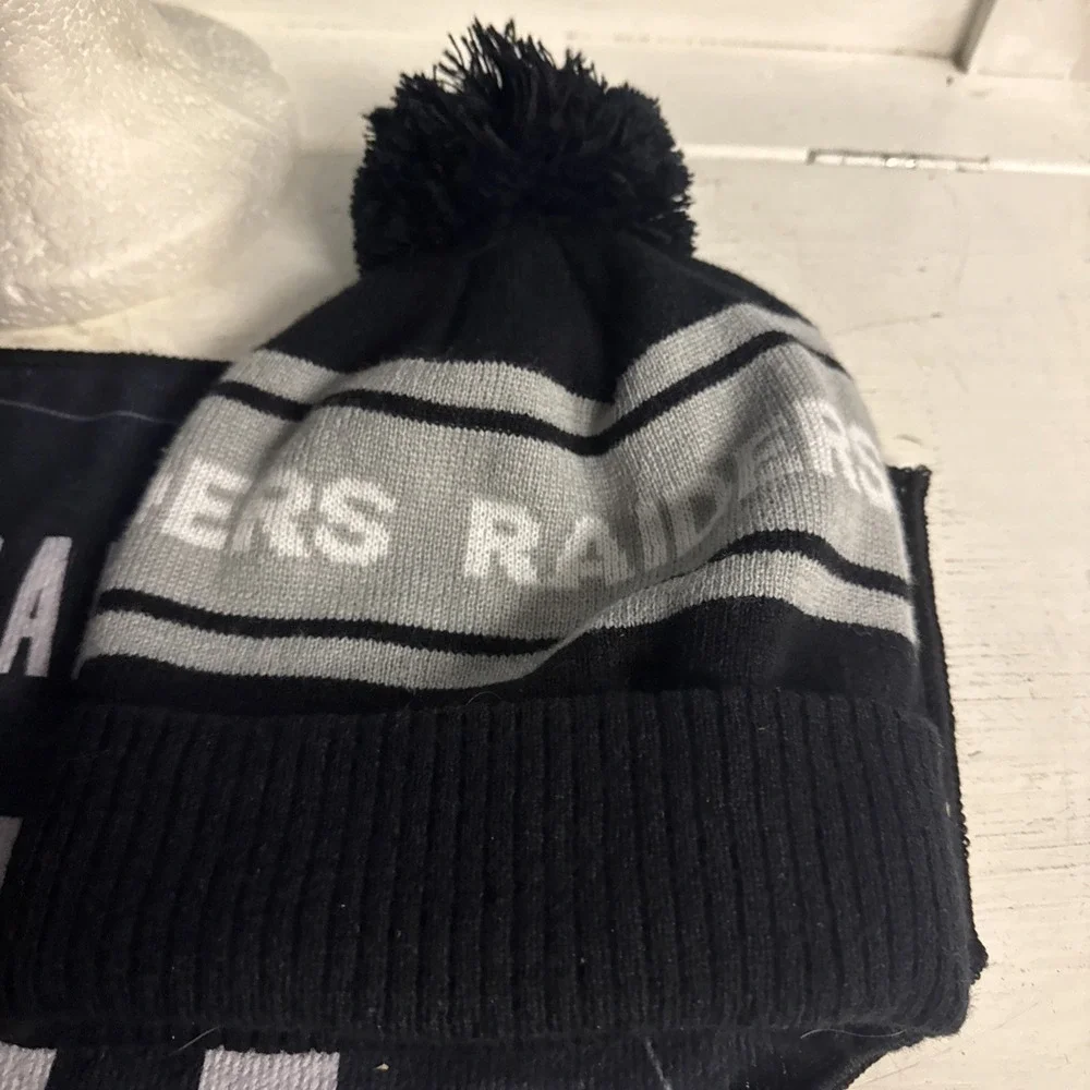 Lot Of Las Vegas Raiders NFL 2 Pom Knit Beanies + Cliff Branch‎ 21 Towel